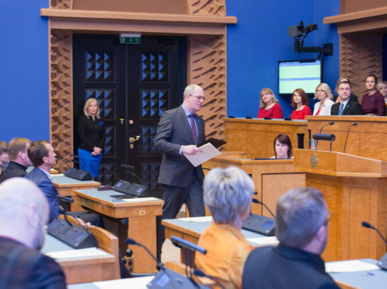 Riigikogu täiskogu istung 9. aprill 2015 (Riigikogu asendusliikmete ametivanded, Vabariigi Valitsuse liikmete ametivanded)